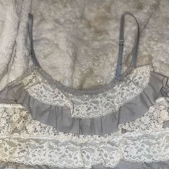 HOLLISTER Ruffles Ruffles Ruffles! An adorable tank size L - Picture 10 of 10